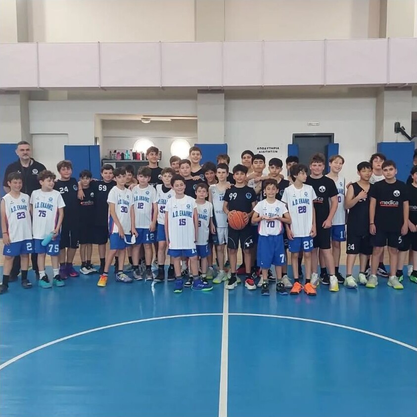 Ομάδες μπάσκετ σε αναμνηστική φωτογραφία στο παρκέ